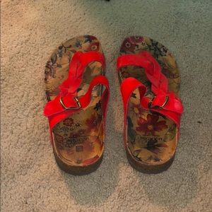 Cute sandals!